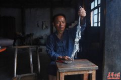 苗族银饰锻制技艺传承人