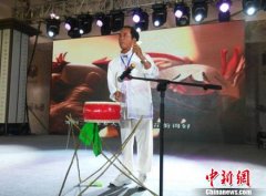 江苏书展：徐州剪纸艺术家感叹非遗有好传承很欣慰