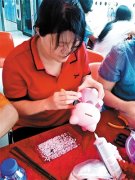 残疾朋友手工艺品销售不畅 盼爱心企业能来捧捧场