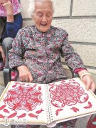 晋江深沪九旬阿婆自学剪纸六十年 一纸一刀出精彩