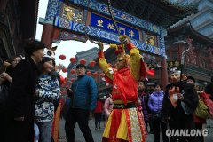 “悟空、八戒”齐下凡 天津古文化街里年味浓