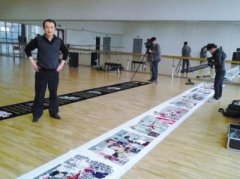 民间艺术家6年贴出62米布贴画 将申吉尼斯纪录