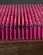  插满铅笔的长凳