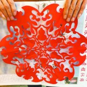 王占：蒙眼手撕剪纸 独传非遗绝活（图）－文化名人－人物频道－中工网