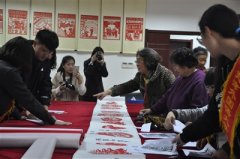 天津剪纸艺人向大学生传授技艺