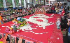 基隆中元普度大典 鸵鸟迎宾600斤米龙吸睛