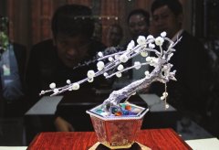 珍宝镶嵌梅桩盆景《鹤舞》亮相 历时3年完成