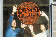 年味：年货市场人挤人 市民创作直径1.4米百猴图