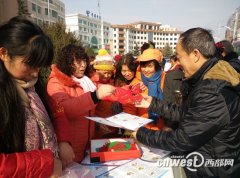 宜君县：浓浓年味火红春联窗花免费送群众