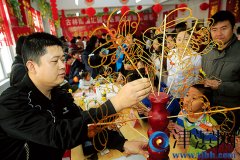 民俗荟萃迎新春 “非遗”糖画表演吸引众多孩子