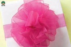 怎么用包装纸包礼物 创意礼物包装花朵DIY打法