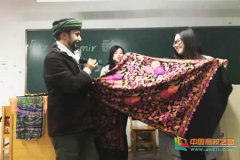印度传统手工艺大师Khalid到山西师范大学现代文理学院与美术系师生进行民艺交