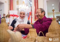 天津民间艺人莫斯科秀绝活儿 揭＂欢乐春节＂序幕