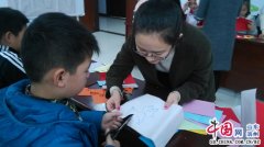 滨州众智社工开展剪纸进社区活动 与孩子们分享剪纸乐趣