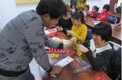 抚顺天成社区为青少年开办书法剪纸绘画班