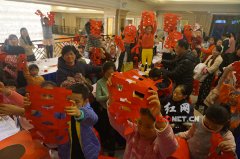 红贝公益社相约剪纸课堂 小学生体验凿花之美