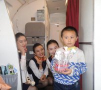 空姐DIY工艺品进客舱举办环保特色客舱活动