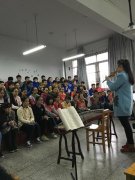 外国学生体验民族乐器 直呼弹琵琶太难