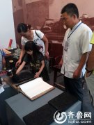 潘鲁生艺术巡回展专设亲子区 儿童体验传统手工艺