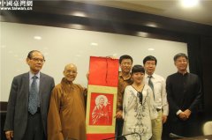 失臂剪纸艺术家夏红老师佛光山展示足艺剪纸（图）