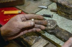 平潭金匠坚守传统手打金银工艺26年情比“金”坚