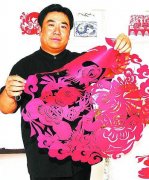 坐着毛驴车拜访98岁剪纸艺人