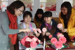 延庆社区巧手姐妹： 自制花篮庆佳节