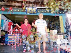 大马华裔老板娘DIY环保艺术品 获青睐声名远播