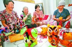 三门峡冯佐村80岁民间艺人程玉英传承布艺剪纸