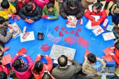 天津：学生剪纸作品迎猴年