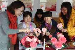 延庆社区巧手姐妹：自制花篮庆佳节