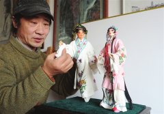 泥塑杜丽娘全身14个关节可随意转动(图)