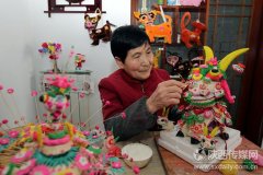 77岁的民间艺人王桂芳老人巧手制作面花(高清组图）