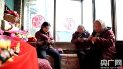 石家庄：一针一线虎头鞋 浓浓年味度新春