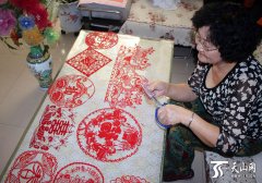 吉木萨尔县有位“剪纸高手”(图)