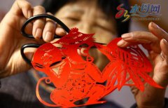 山东莱阳七旬老人剪纸送邻里