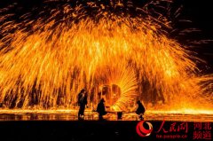 [网络媒体走转改]打树花赏剪纸河北蔚县年味浓(图)