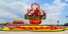 “祝福祖国”大型花篮再现天安门广场