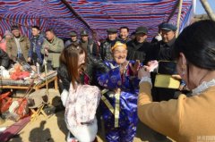 66岁老农自办＂活人出殡＂