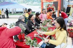 恒大·翡翠龙庭 “三八”节举办DIY“鲜花配美女”(图)