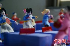 民间艺人创作面塑＂全民打乒乓＂迎世乒赛（图）