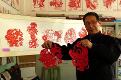 “中国好人”杜春立创作剪纸生肖猴表达祝福