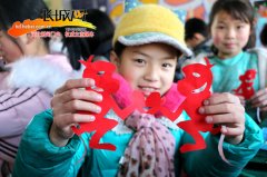 广平小学生秀剪纸绝活 巧手剪“猴”喜迎新春