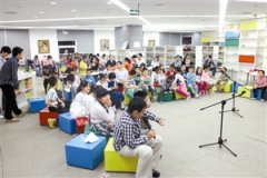 让孩子们玩着乐着学习英语