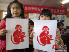 天心区青山祠社区剪纸送福迎新春