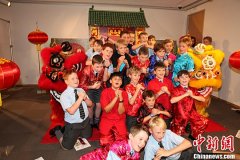 “中国春节体验展”迎来澳洲中学生 拿剪纸搞怪（图）