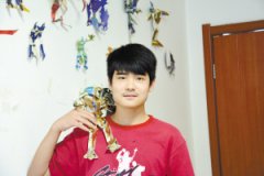 石家庄:15岁少年剪出心中世界