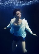 性感撩人!十大女星水下写真大秀好身材