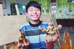 泥巴小英雄手艺一绝 4岁开始痴迷捏泥巴