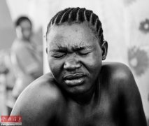 热血、汗水和眼泪：摄影师捕捉女性分娩时刻（15）}